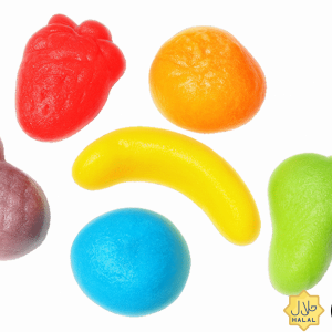 Bonbons fruits assortis halal et sans gluten en formes de fruits colorés (fraise, orange, banane, poire, ananas, baie) sur fond blanc