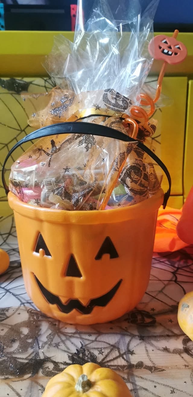 480296243_1130265428896996_5477962262983283455_n seau Halloween orange avec des bonbon mélanger a l'interieure